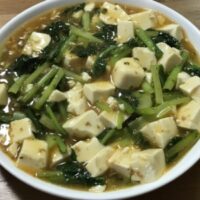 マーボー豆腐の素で作る、小松菜マーボー豆腐